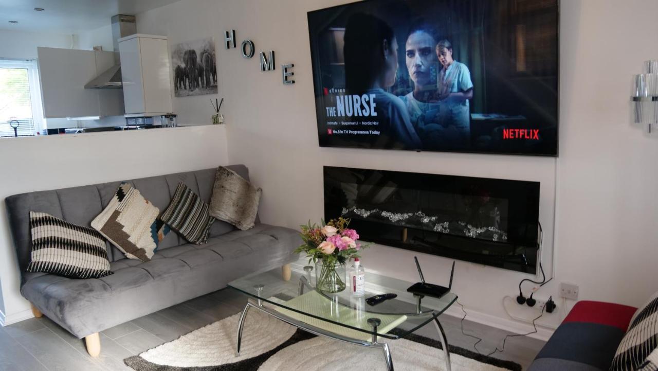 Milton Keynes Luxury Short Stay House With Wifi And Free Parking Wolverton  Exterior photo